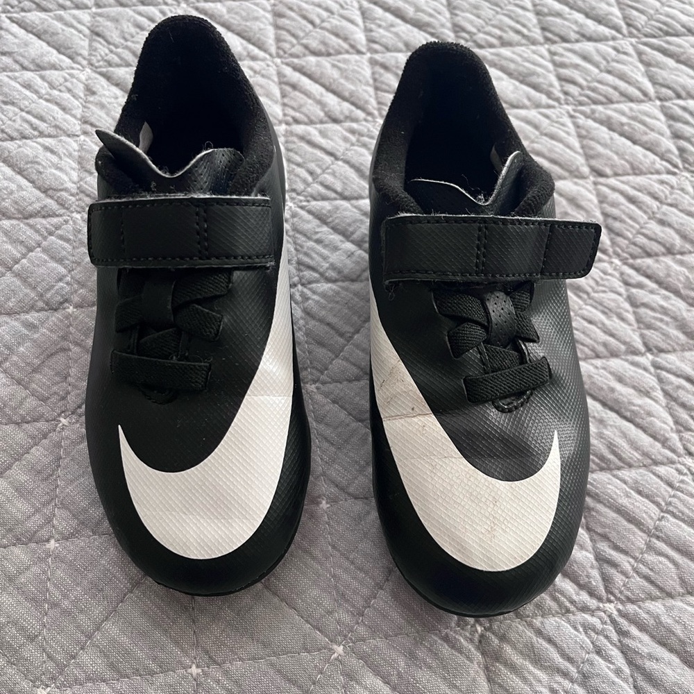 Nike Soccer Cleats Size
10 Laceless black athletic shoes